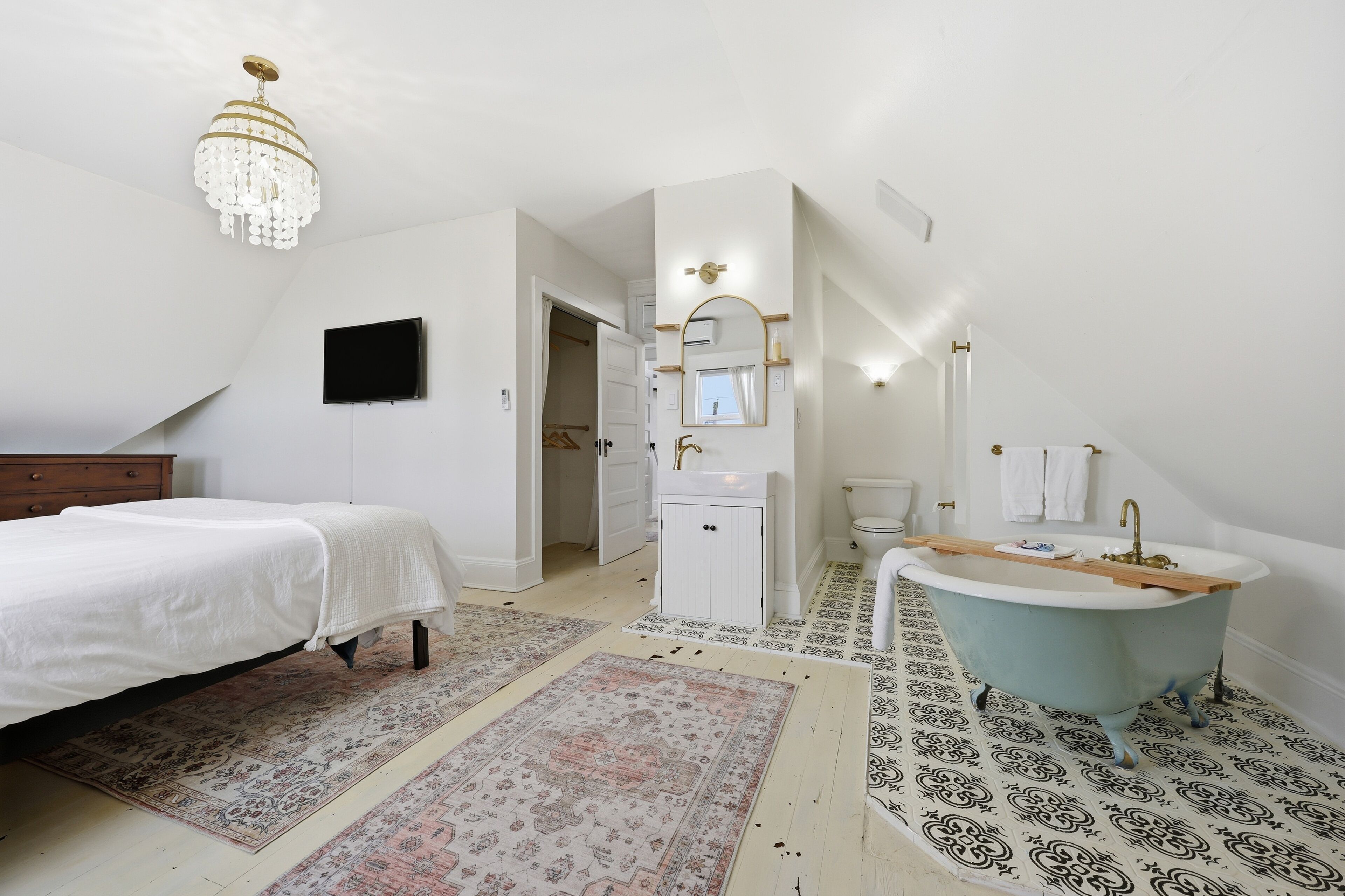 Desk, iron/ironing board, free WiFi, bed sheets