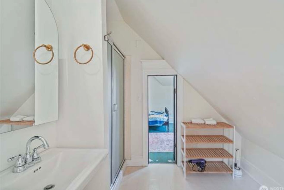 デスク、アイロン / アイロン台、WiFi (無料)、ベッドシーツ