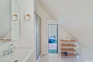 デスク、アイロン / アイロン台、WiFi (無料)、ベッドシーツ