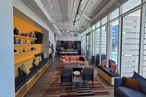 Smart TV, computer monitors, printers - Private Suite A - Music Row - Luxury Shared Living in Nashville - Gym / Pool (Nashville)