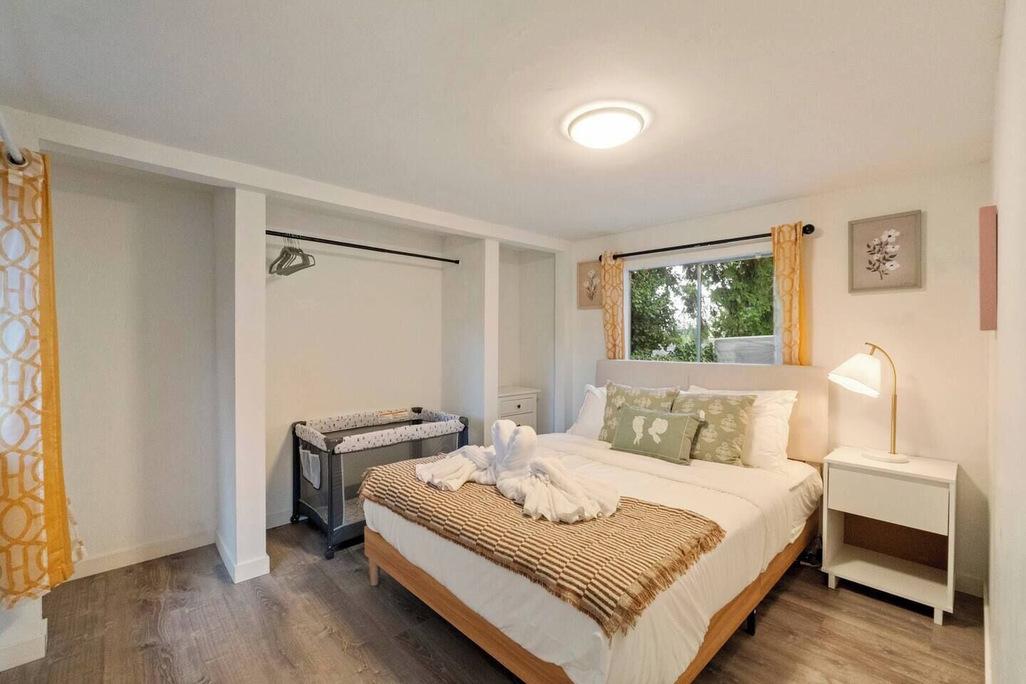 Escritorio, tabla de planchar con plancha, cuna de viaje y wifi 