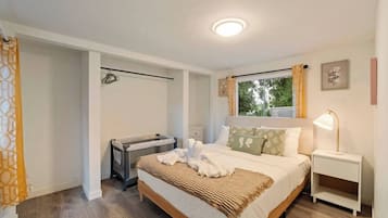 Escritorio, tabla de planchar con plancha, cuna de viaje y wifi