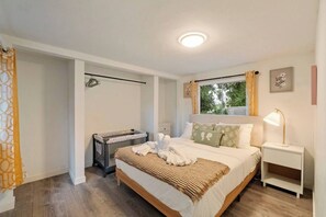 Desk, iron/ironing board, travel cot, WiFi - Charming 1BR/1BA Cottage @Lynnwood (Lynnwood)