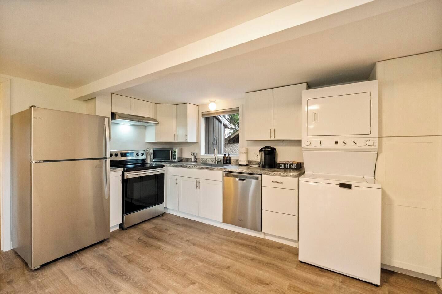 Jääkaappi, mikroaaltouuni, uuni, liesi