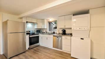 Jääkaappi, mikroaaltouuni, uuni, liesi