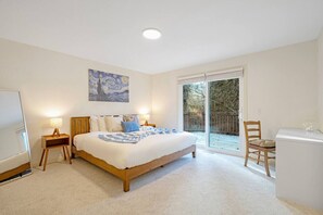 Escritorio, tabla de planchar con plancha, wifi y ropa de cama 