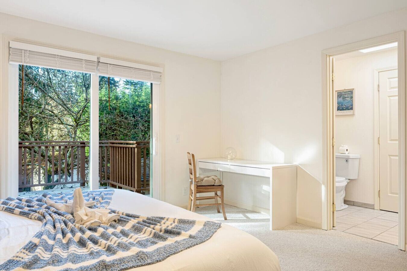 Desk, iron/ironing board, WiFi, bed sheets