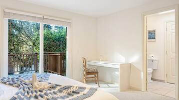 Desk, iron/ironing board, WiFi, bed sheets
