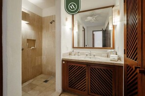 Shower, hair dryer, towels - 4 BR Penthouse - Breathtaking Views - Private Pool (Zihuatanejo)