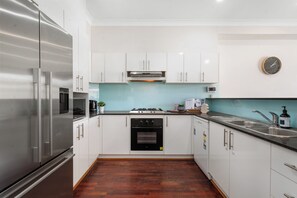 Fridge, microwave, oven, stovetop - Jam Home | Sunny Stanmore Gem Walk to Shops (Stanmore)