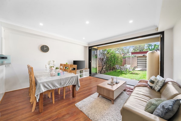 Smart TV - Jam Home | Sunny Stanmore Gem Walk to Shops (Stanmore)