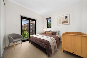 Iron/ironing board, travel cot, free WiFi, bed sheets - Jam Home | Sunny Stanmore Gem Walk to Shops (Stanmore)