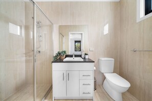 Shower, hair dryer, towels, soap - Stanmore Home Near Newtown | Parking | City Access (Stanmore)