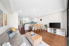 Smart TV - Jam Home | Sunny Stanmore Gem Walk to Shops (Stanmore)