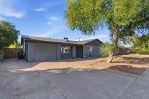Exterior - Modern Downtown Chandler 4BR • Heated Pool/Spa (Chandler)