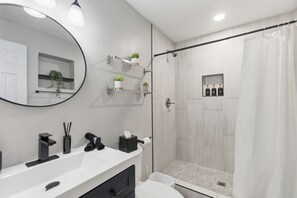 Shower, hair dryer, towels, soap - Modern Downtown Chandler 4BR • Heated Pool/Spa (Chandler)