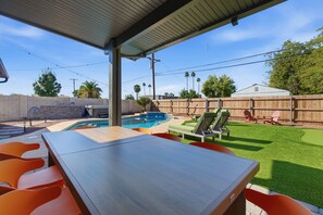 Outdoor dining - Modern Downtown Chandler 4BR • Heated Pool/Spa (Chandler)