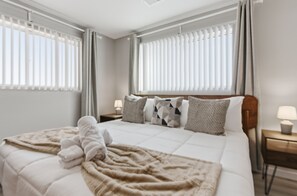 4 bedrooms, iron/ironing board, travel cot, free WiFi - Modern Downtown Chandler 4BR • Heated Pool/Spa (Chandler)