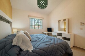 2 bedrooms, desk, iron/ironing board, travel cot - 2BR Condo in Acapulco with Private Patio - Pool (Acapulco de Juarez)