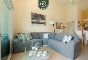 Smart TV - 2BR Condo in Acapulco with Private Patio - Pool (Acapulco de Juarez)