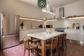 Réfrigérateur, four à micro-ondes, un four, surface de cuisson
