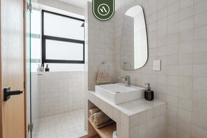 Shower, hair dryer, towels - Centric 3BR Condo in Downtown in Oaxaca (Oaxaca)