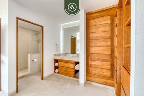 Dusche, Haartrockner, Handtücher