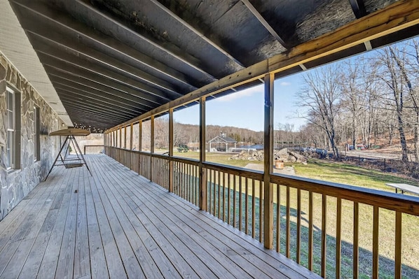 Apartment | 1 bedroom - Rustic Lakefront Studio w Deck Workspace (Monroe)