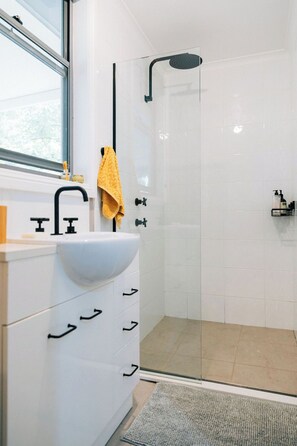 Douche, sèche-cheveux, serviettes fournies, savon