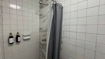 SĂšche-cheveux, serviettes fournies, savon, papier toilette