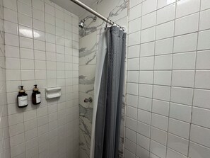 Hårtørrer, håndklæder, Sæbe, Toiletpapir