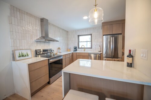 Modern Retreat at Mt Snow – Fully Renovated 3BR/2.5BA Condo - 0.8 mi to Mt Snow