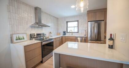 Modern Retreat at Mt Snow – Fully Renovated 3BR/2.5BA Condo - 0.8 mi to Mt Snow
