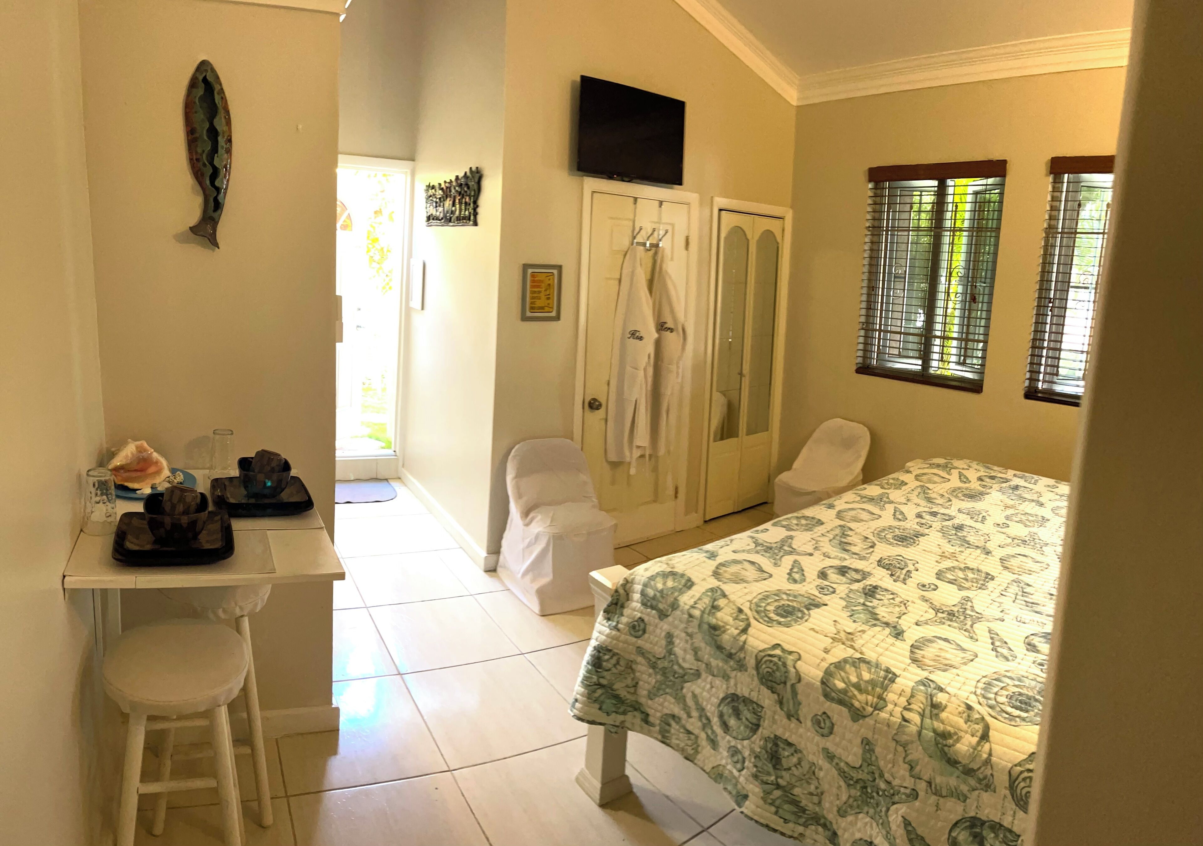 Iron/ironing board, WiFi, bed sheets