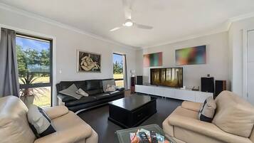 Älytelevisio, takka, pöytätennispöytä, stereot