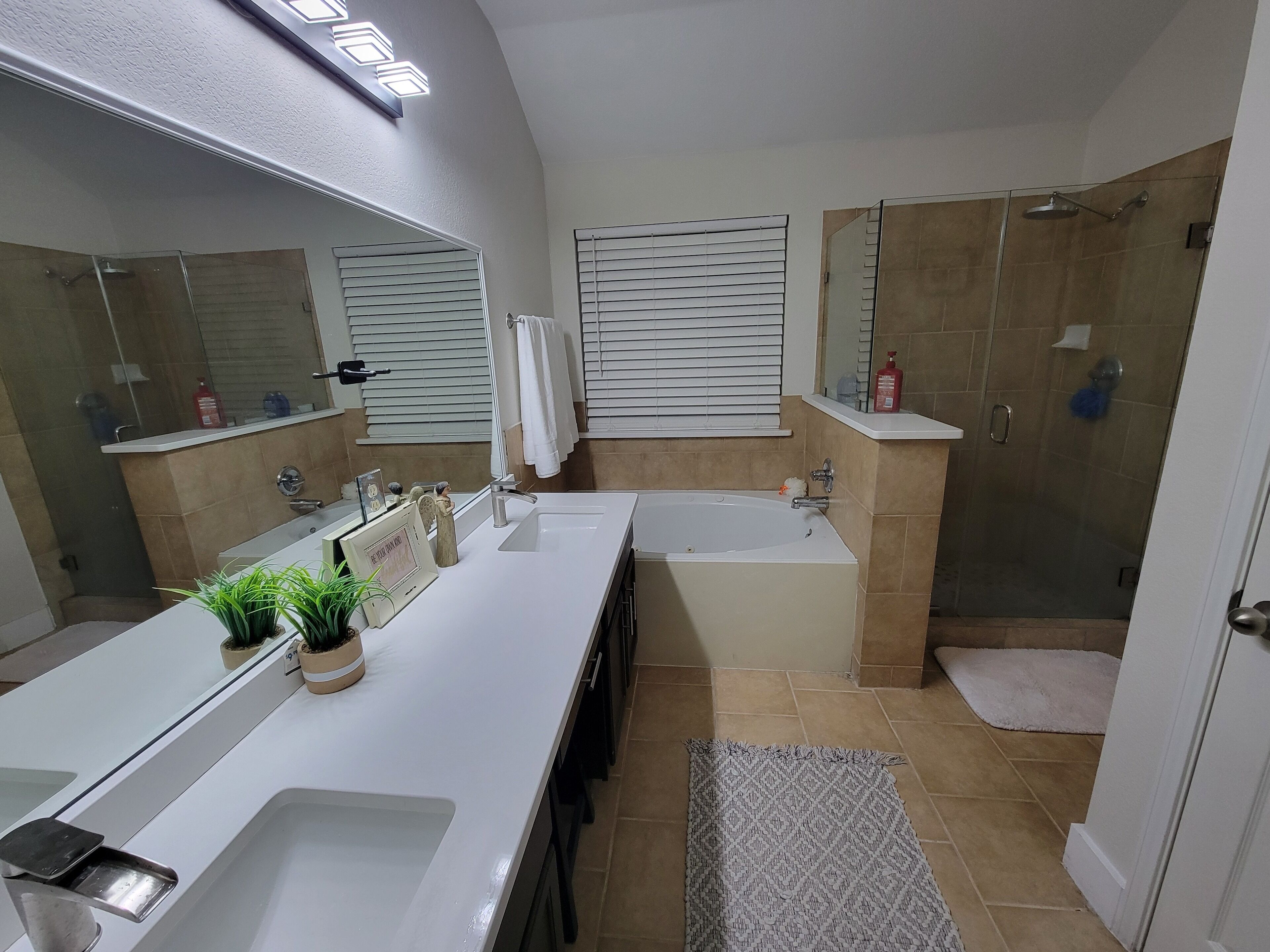 Een bubbelbad, een haardroger, handdoeken, zeep