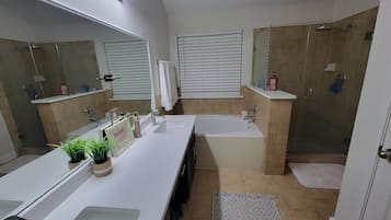 Een bubbelbad, een haardroger, handdoeken, zeep