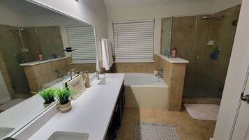 Baignoire Ă jets, sĂšche-cheveux, serviettes fournies, savon