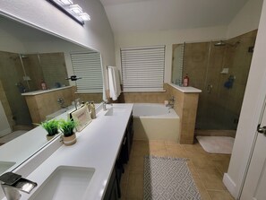 Bañera de hidromasaje, secador de pelo, toallas, jabón