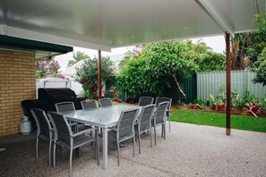 تناول الطعام بالخارج