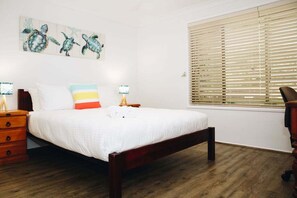 4 bedrooms, iron/ironing board, WiFi, bed sheets - Perfect Location 4BR Home Warana - 200m to Beach! (Sunshine Coast)