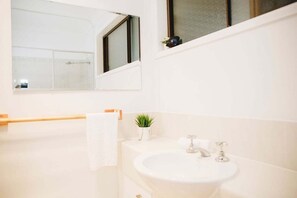Hair dryer, towels, soap, shampoo - Perfect Location 4BR Home Warana - 200m to Beach! (Sunshine Coast)