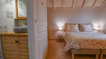 Iron/ironing board, travel crib, free WiFi