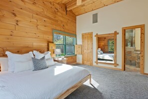 6 bedrooms, travel cot, WiFi, bed sheets - Risa Cabin: Full Lodge | Lake, Hot Tub, 9 Acres (Bend)