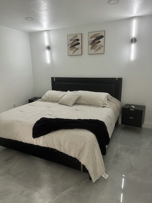 Tabla de planchar con plancha, wifi, ropa de cama