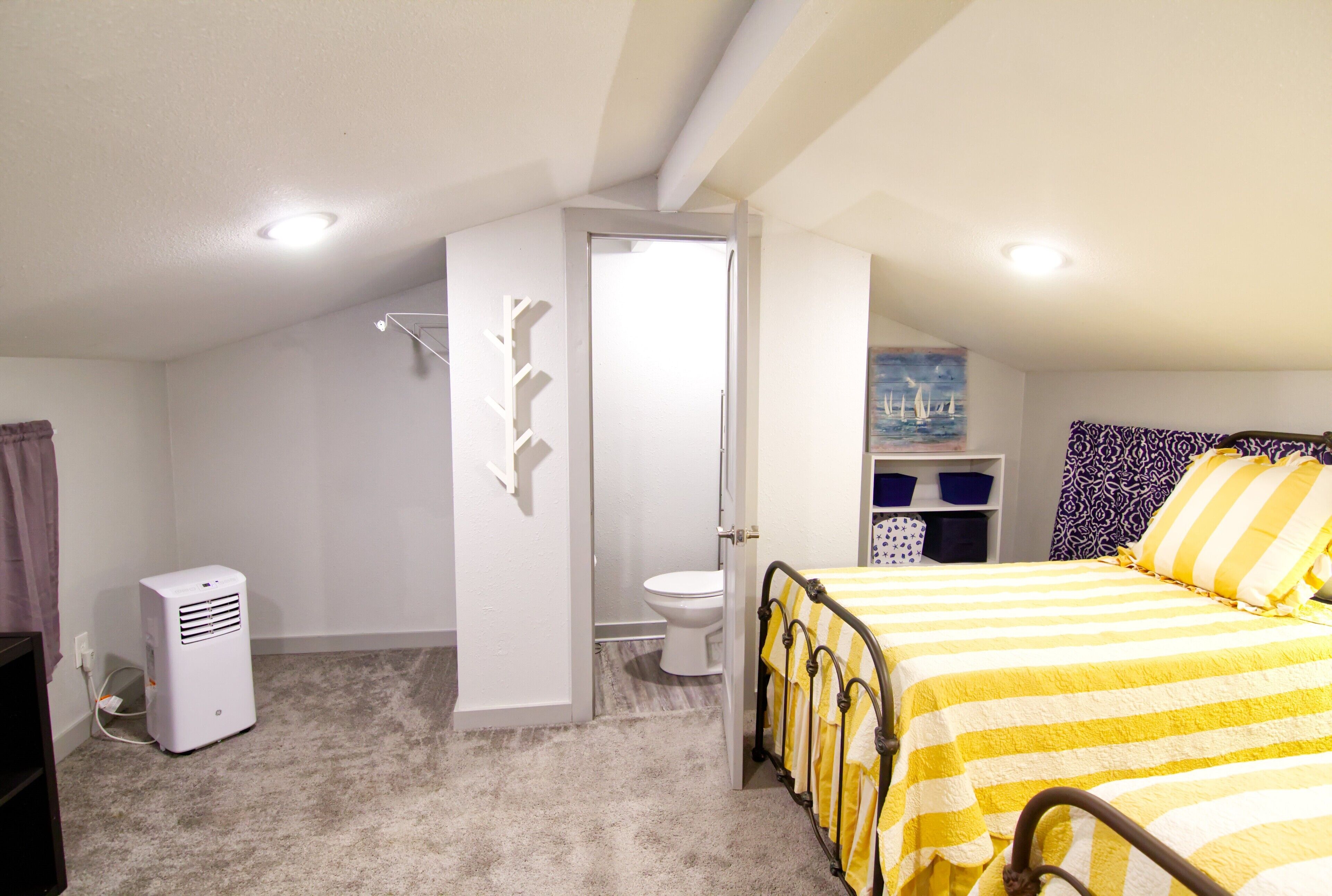 Een strijkplank/strijkijzer, internet, beddengoed