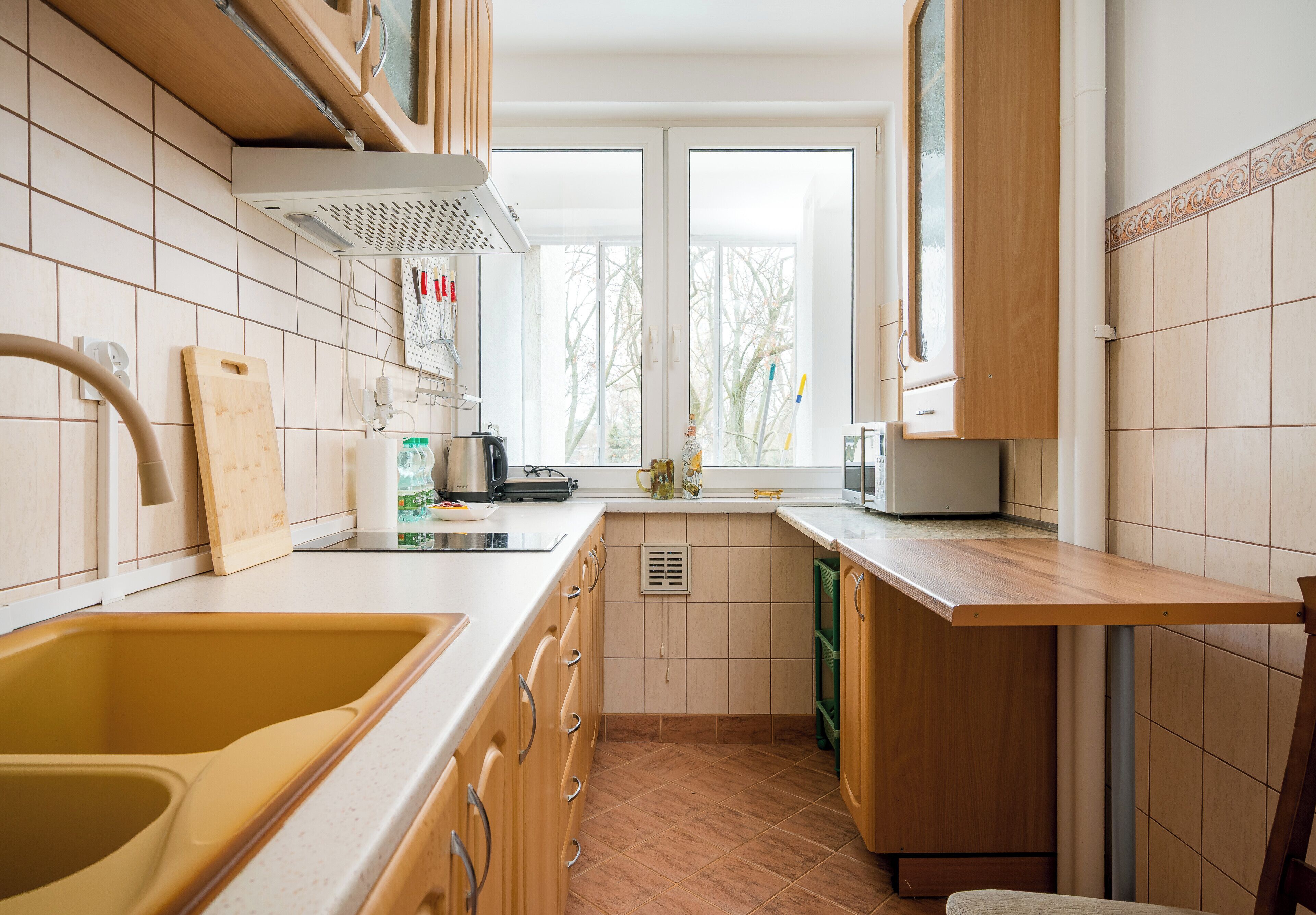 Kylskåp, mikrovågsugn, spishäll och diskmaskin