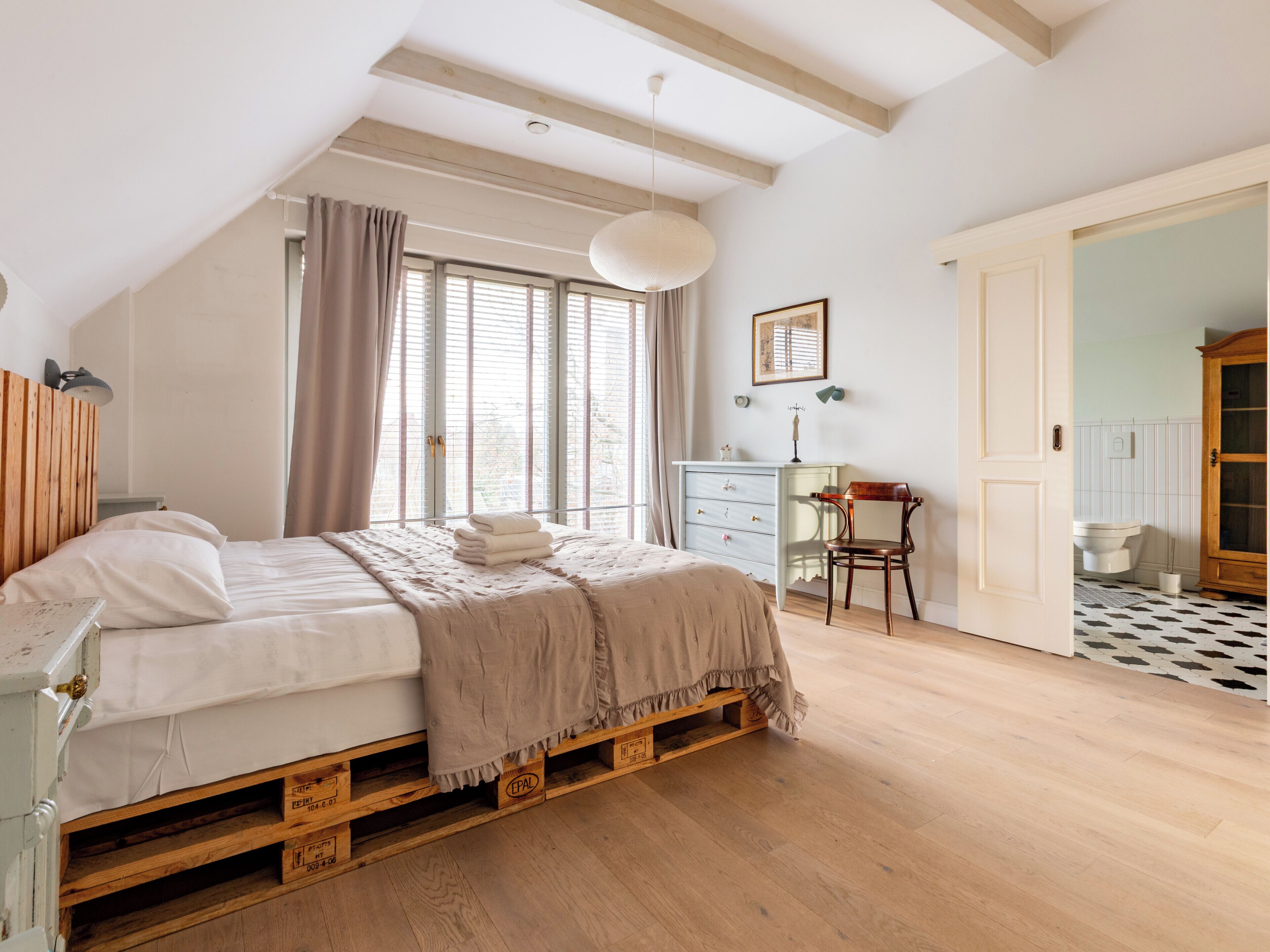 Iron/ironing board, WiFi, bed sheets