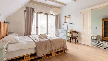 Een strijkplank/strijkijzer, wifi, beddengoed