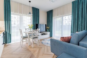 TV - Gdynia Marina Apartment with Garden (Gdynia)